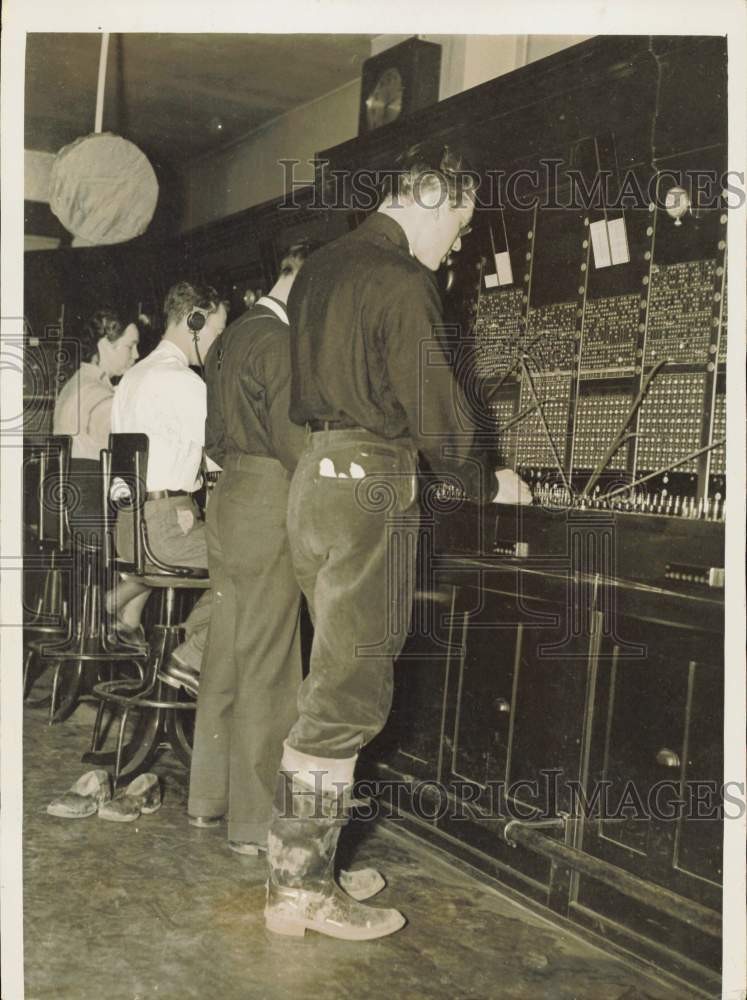 1937 Press Photo Men Replace Women Operators in Cairo, Illinois During Flood