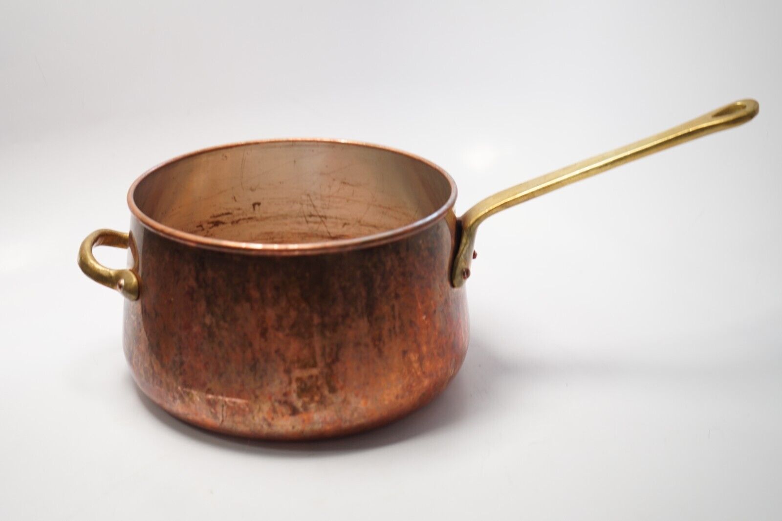 VTG Large Sauce Pan Pot Copper w/ Brass Handle Unmarked Decor Aged Rustic Hammer