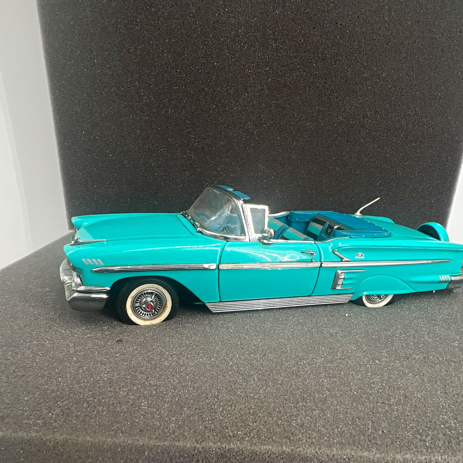 Danbury Mint 1958 Chevrolet Impala Convertible 1:24 Diecast Model Car