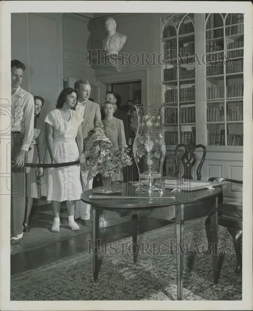 1947 Press Photo Visitors in George Washington's study room at Mansion House