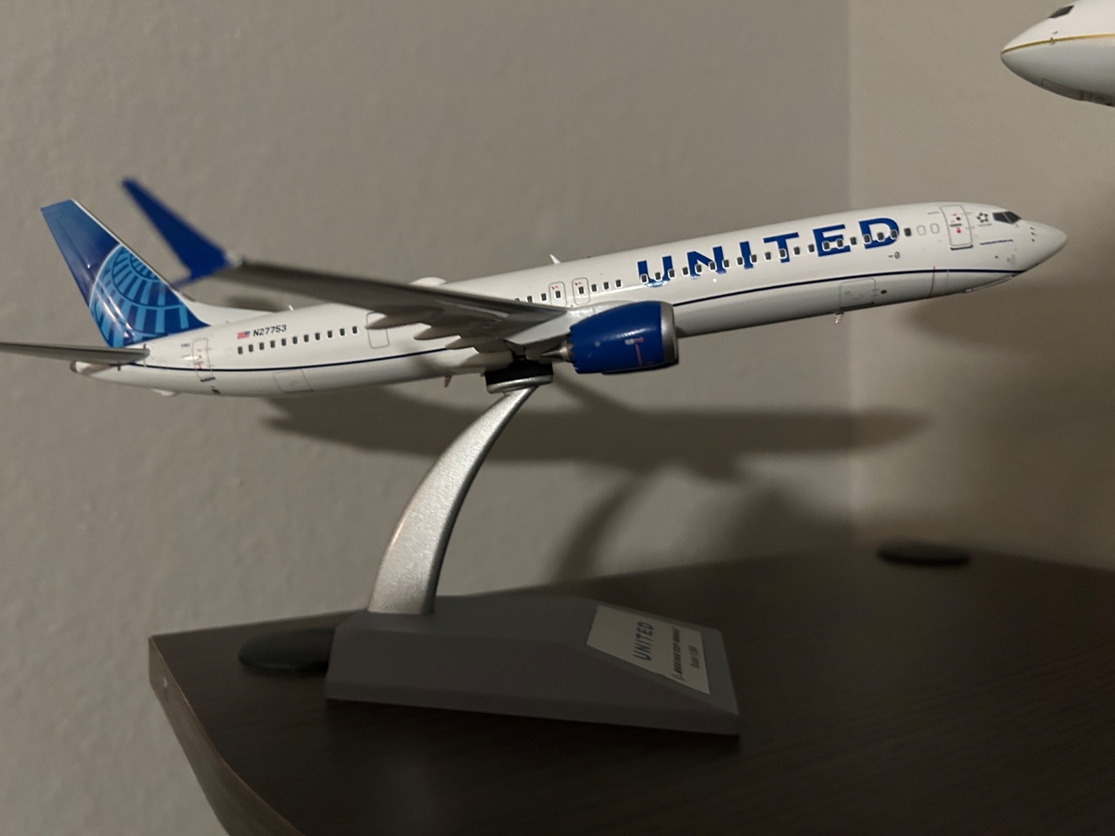 United Airlines Boeing 737 MAX10 1/200 scale inflight model