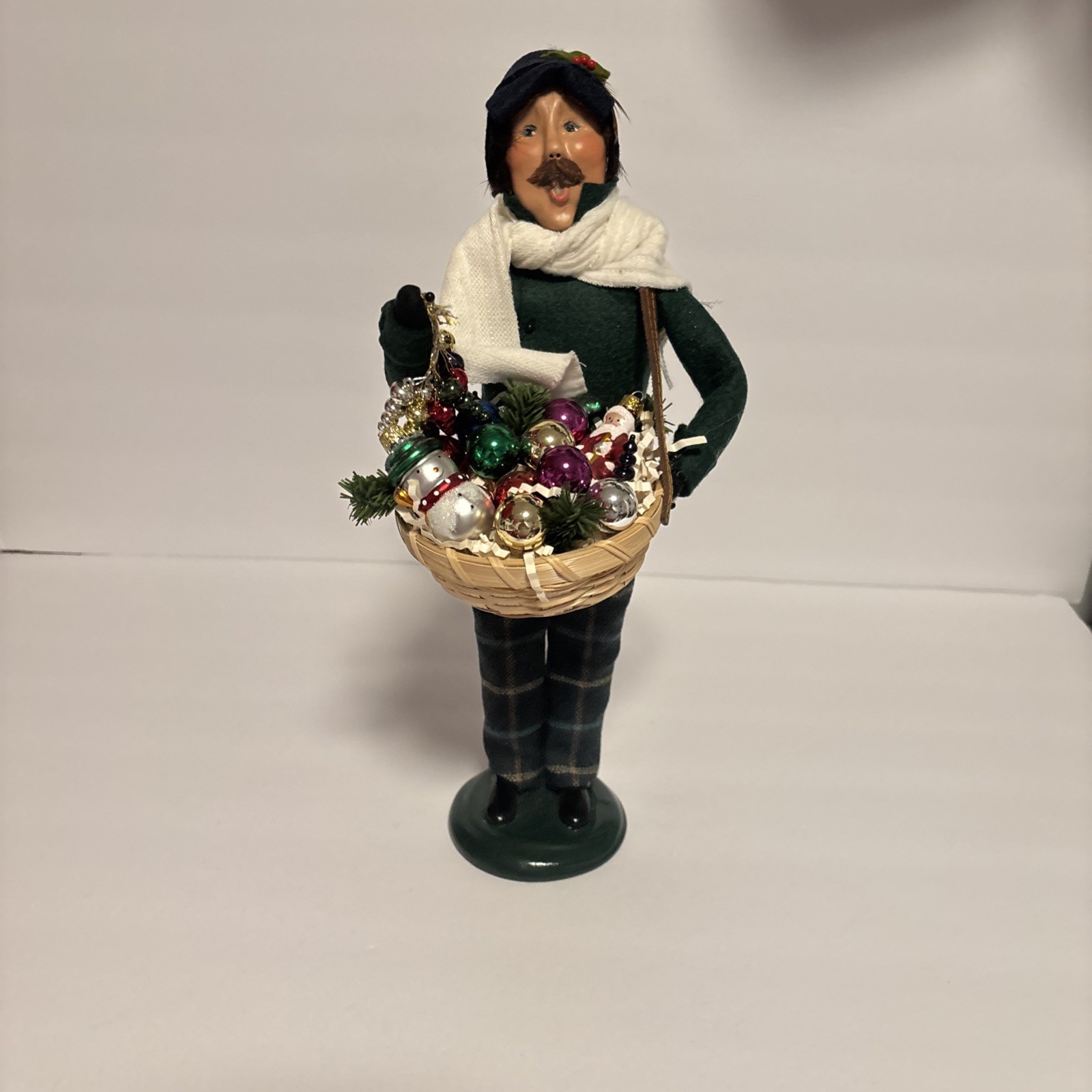 2004 Byers Choice Carolers Man With Basket Of Holiday Ornaments Vendor Peddler