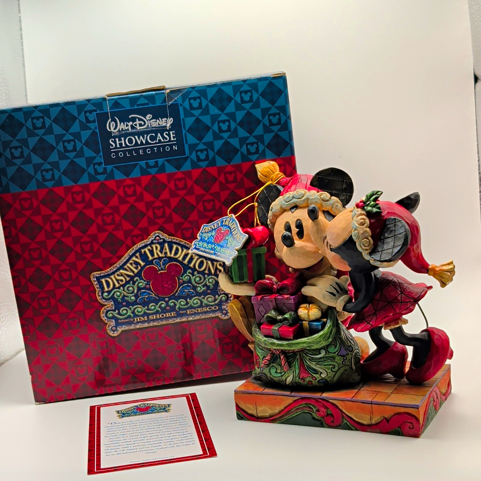 Enesco Traditions Mickey & Minnie A Christmas Kiss 6\