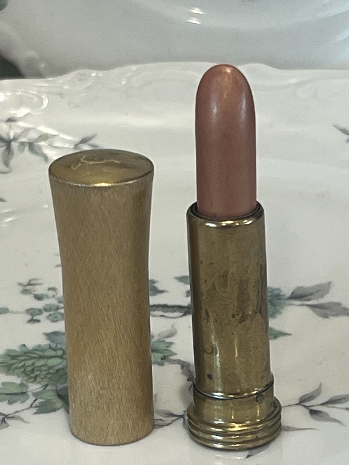 VINTAGE R.H. COSMETICS N.Y. COLLECTIBLE GOLD METAL TUBE LIPSTICK NEW WALNUT