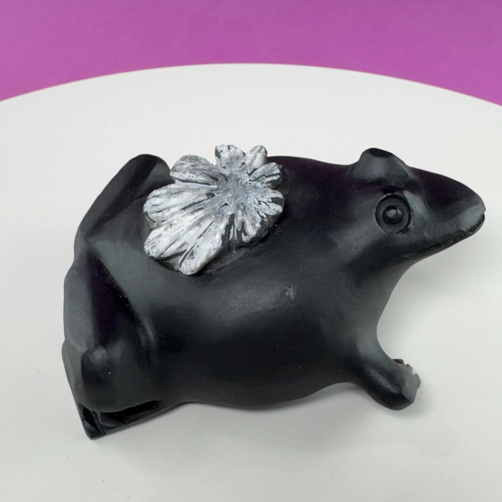 Natural Chrysanthemum Stone Frog Carving Flower Stone Sculpture, 449 Grams
