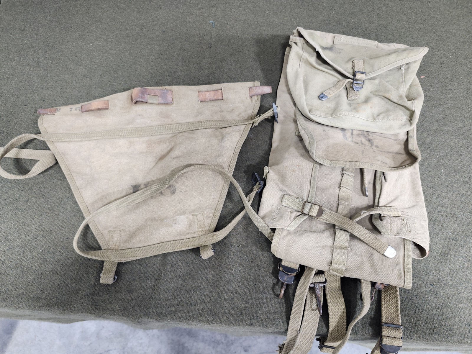 US WWII M1928 PACK AND TAIL DATED 1942