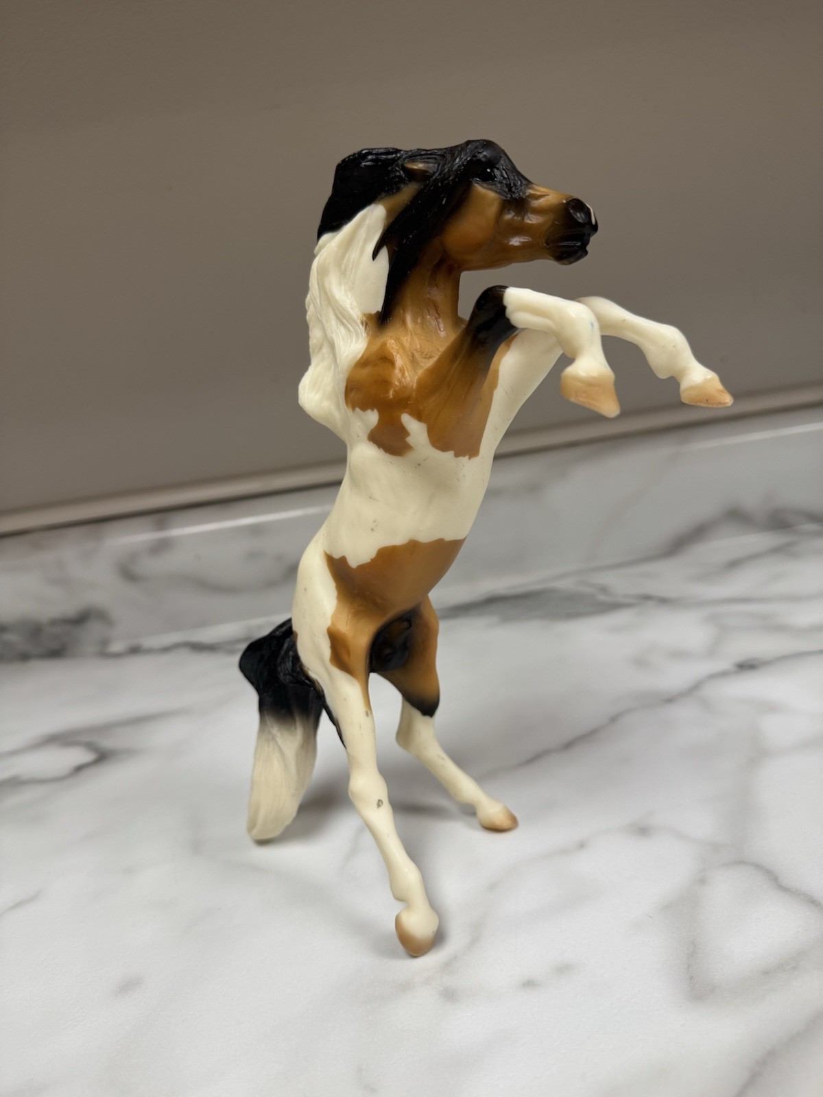 Breyer Classic Wild Mustang Stallion Hongvi Chestnut Pinto Sombra mold 2008-2014