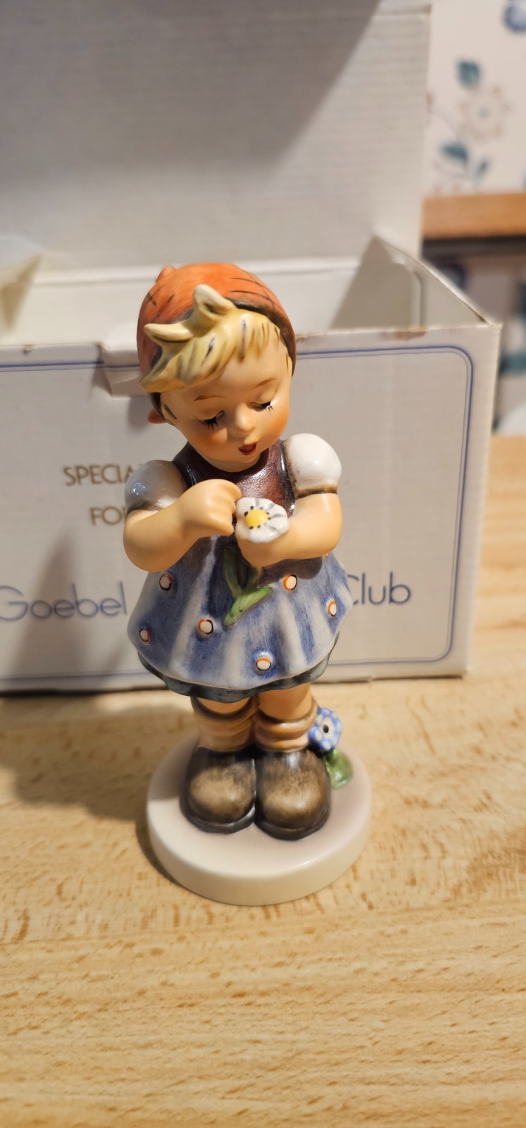M.J. Hummel Goebel Daisies Don\'t Tell 380 Figurine