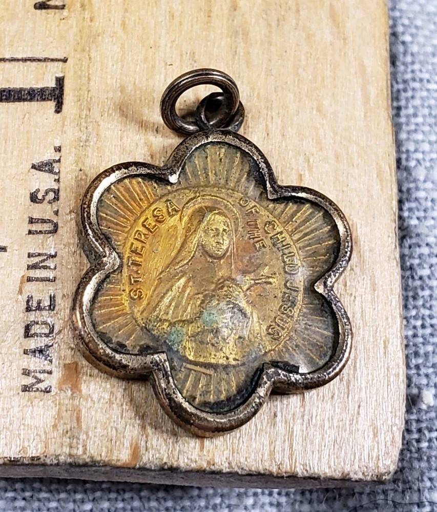 Beautiful Saint Therese Of Lisieux Pendant Christian Religious Gift C3