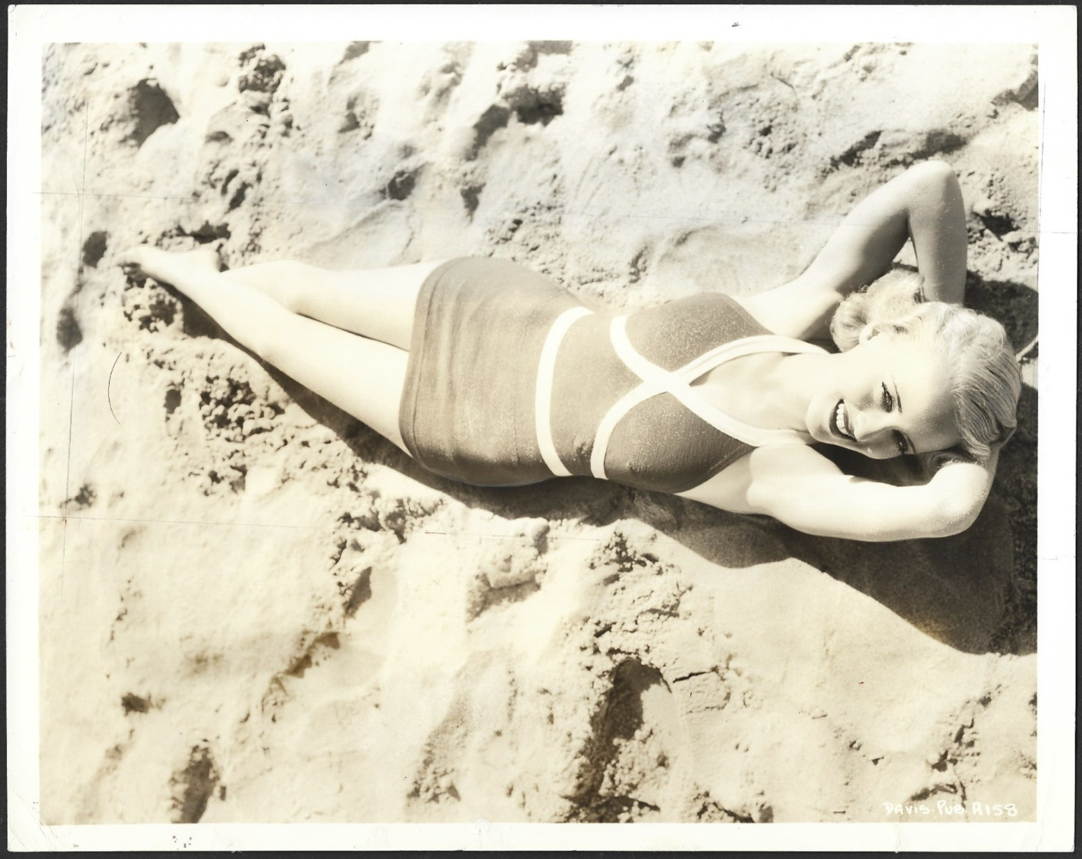 HOLLYWOOD BETTE DAVIS ACTRESS STYLISH POSE SEXY LEGS VINTAGE ORIGINAL PHOTO