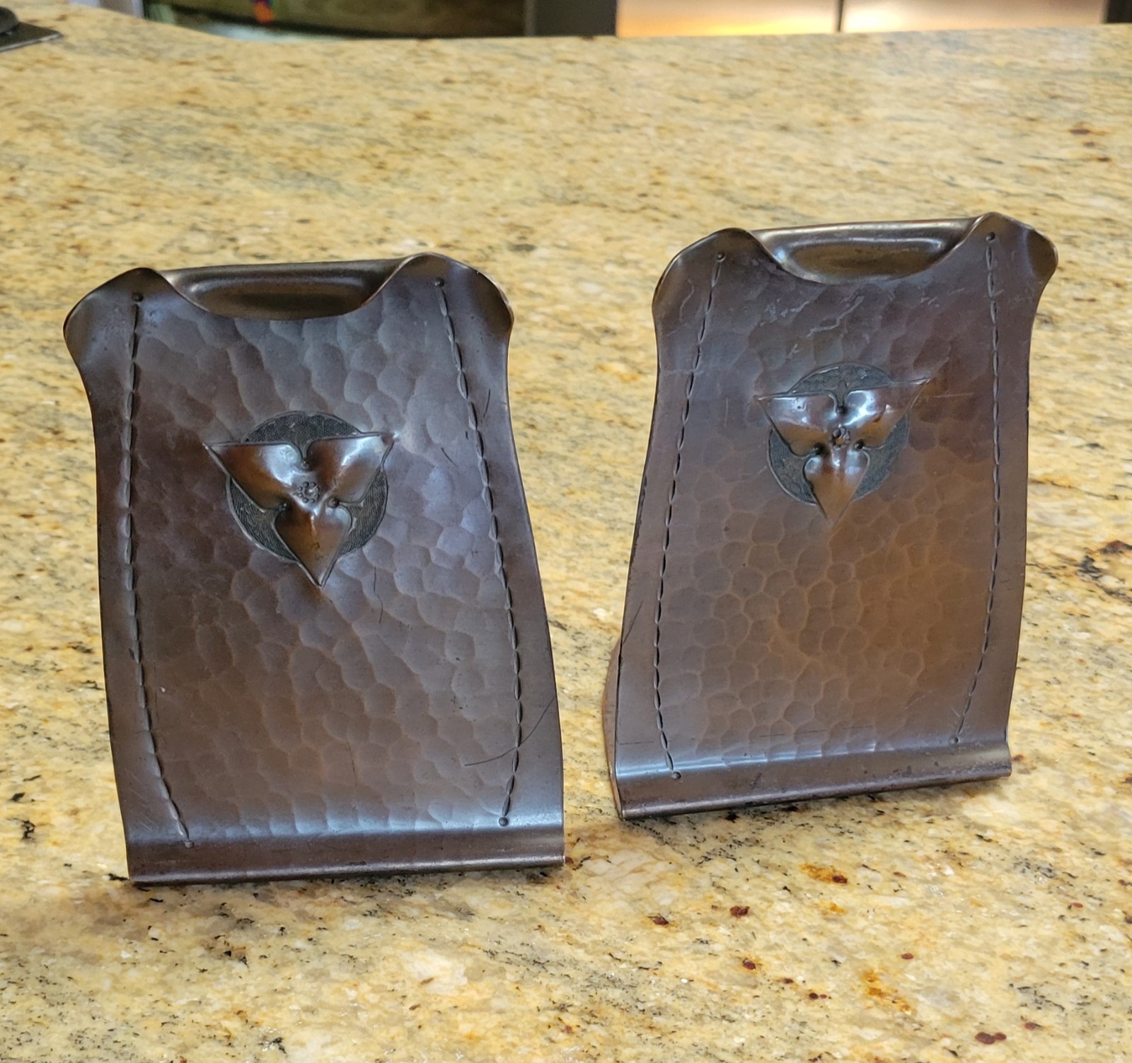 ROYCROFT ANTIQUE HAMMERED MISSION  BRASS TREFOIL ARTS CRAFTS BOOK BOOKENDS