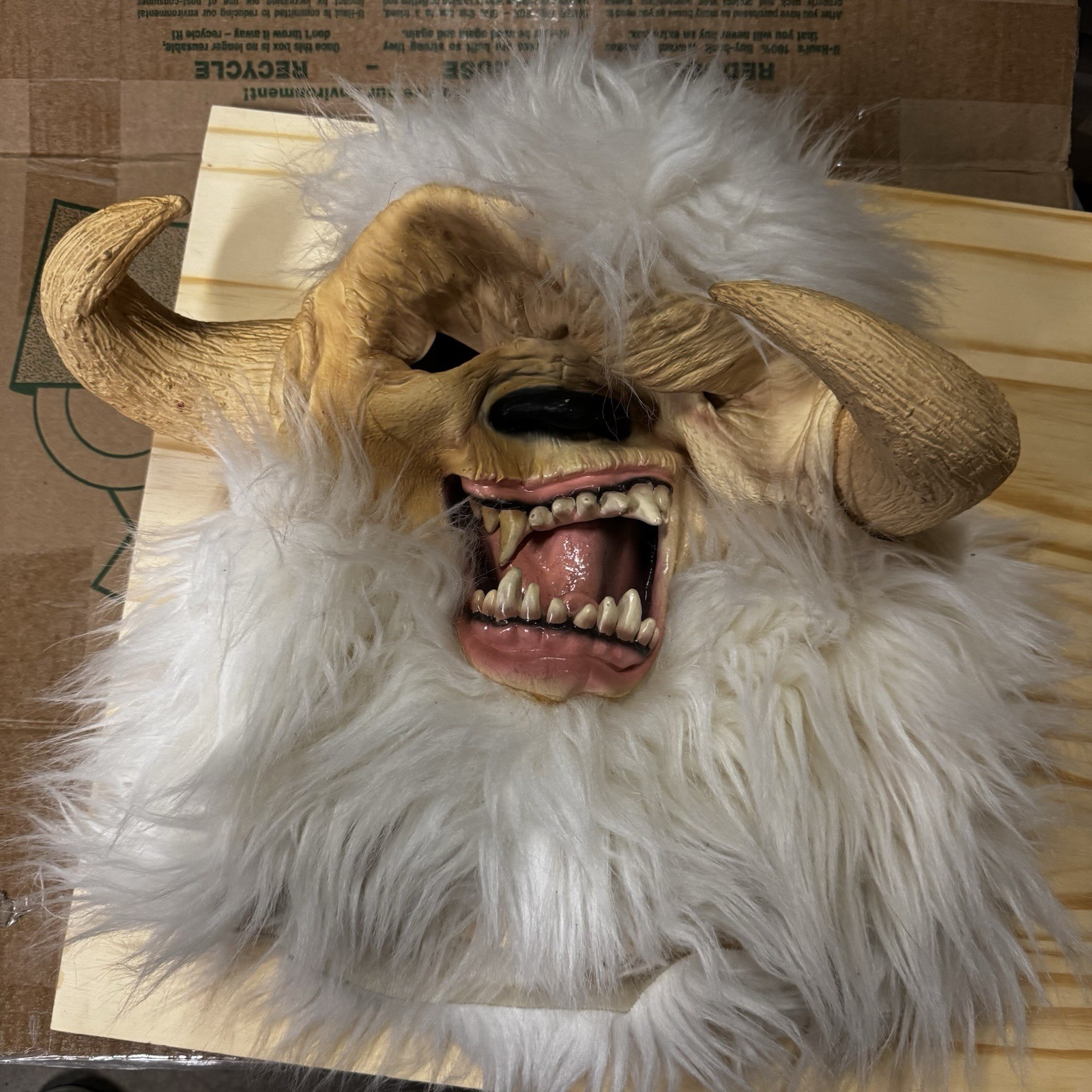 Unknown Origin (open to help) Wampa/Yeti Mask from the 90s