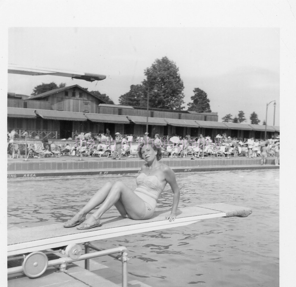 Vintage FOUND PHOTO bw PRETTY MID 20th CENTURY Swimsuit WOMAN 43 LA 81 N
