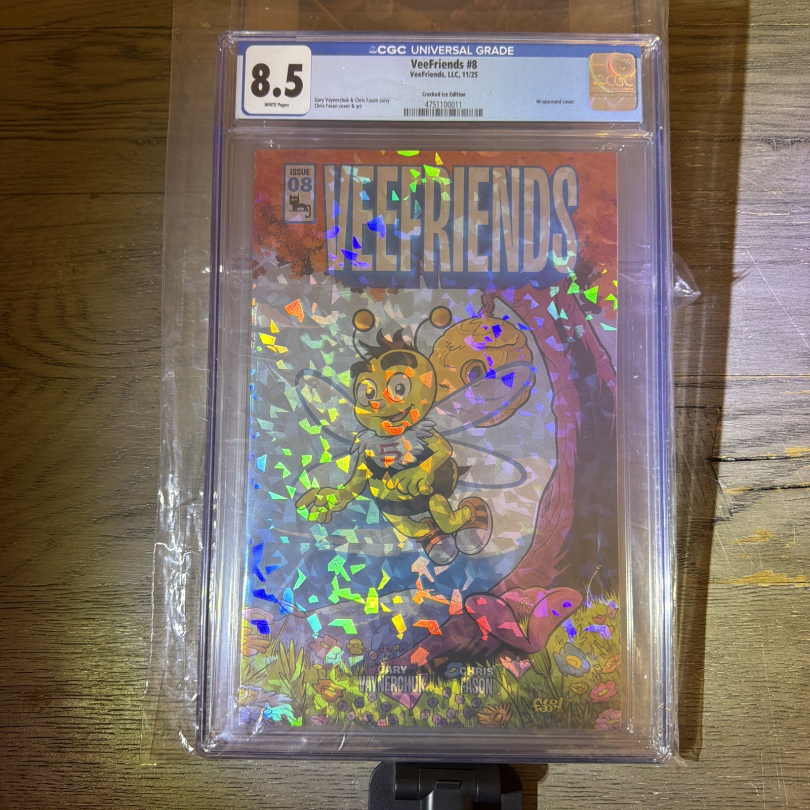 VeeFriends Comic Book #8 – Gary Bee Cracked Ice Variant (Limited /199) CGC 8.5