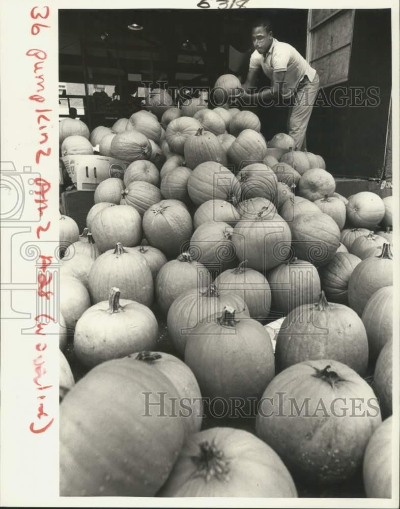 1985 Press Photo Gerard Fernandiz stacks pumpkins in the French Market