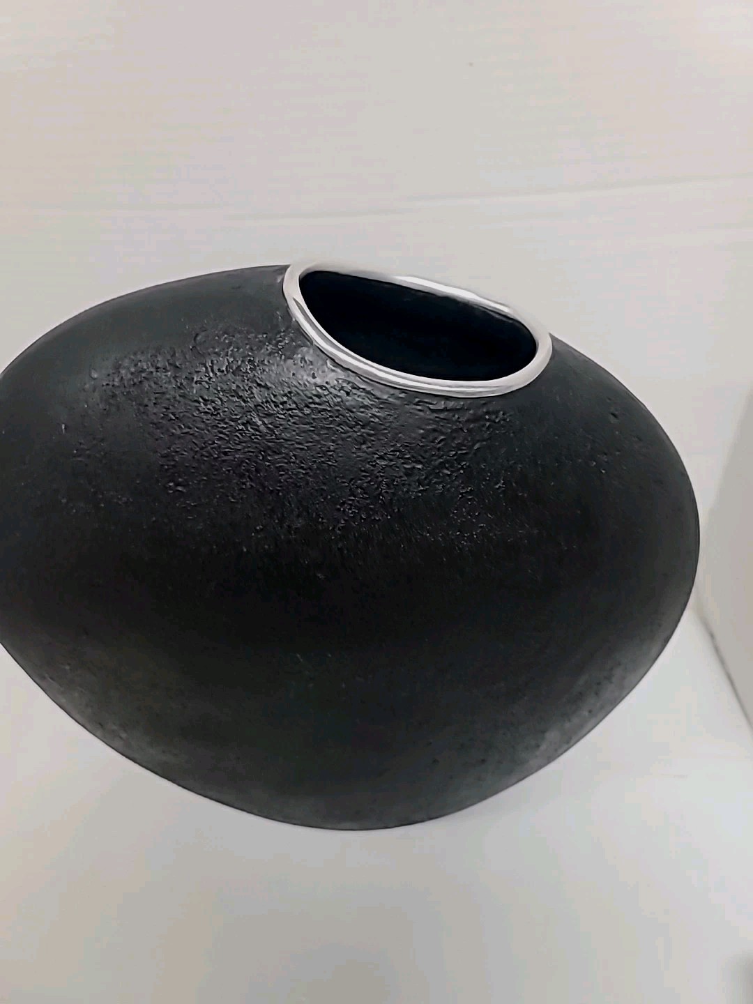 Vintage Vase Pier 1   Black Glazed Ceramic 14\