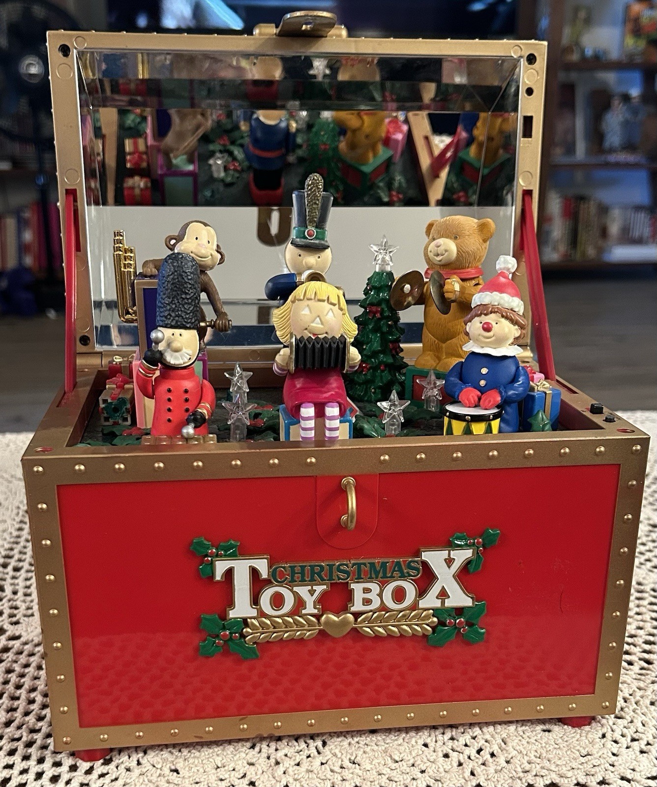 Maisto Red Christmas Toy Box Holiday Songs 1997 8\