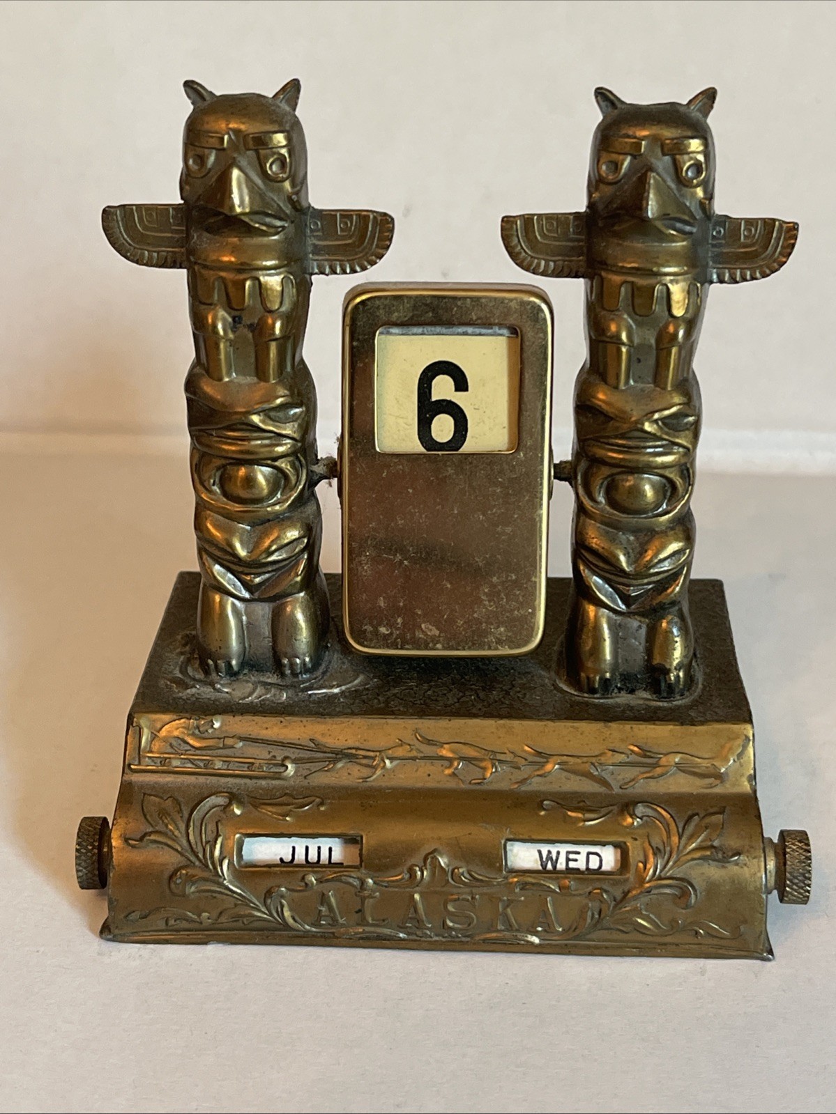RARE PERPETUAL FLIP CALENDAR ALASKA MT MCKINLEY THUNDERBIRD BEAR TOTEM POLE WOLF