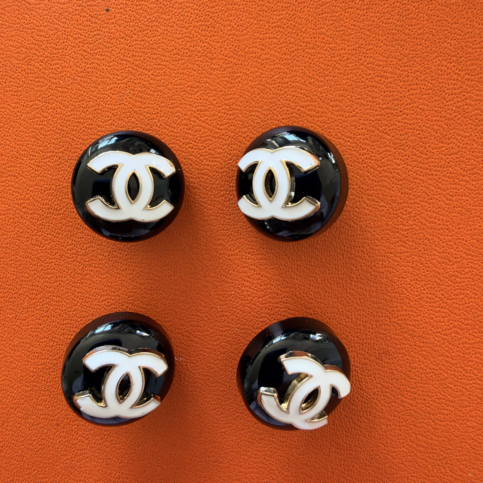 Auth CHANEL Vintage-style set of 5 black and white buttons 18mm set of 4