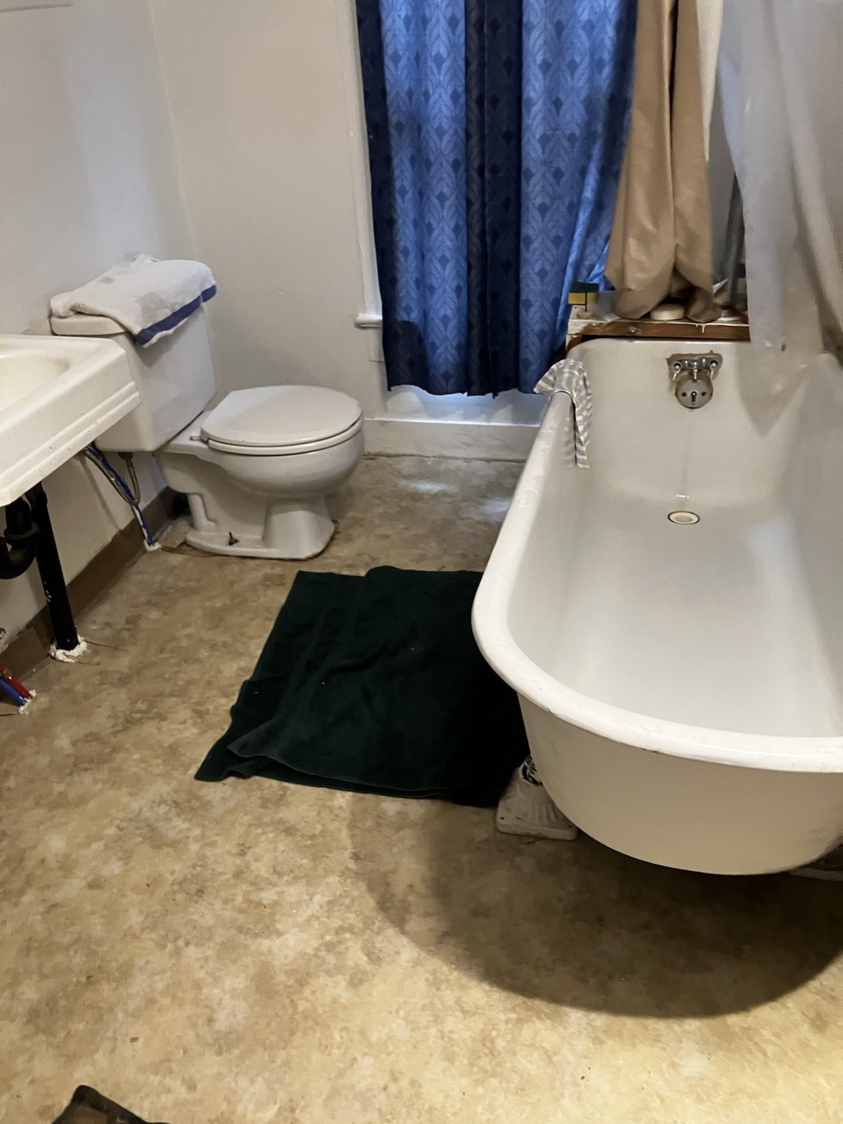 1914 Antique cast iron clawfoot tub Pre Owned 67 X 30