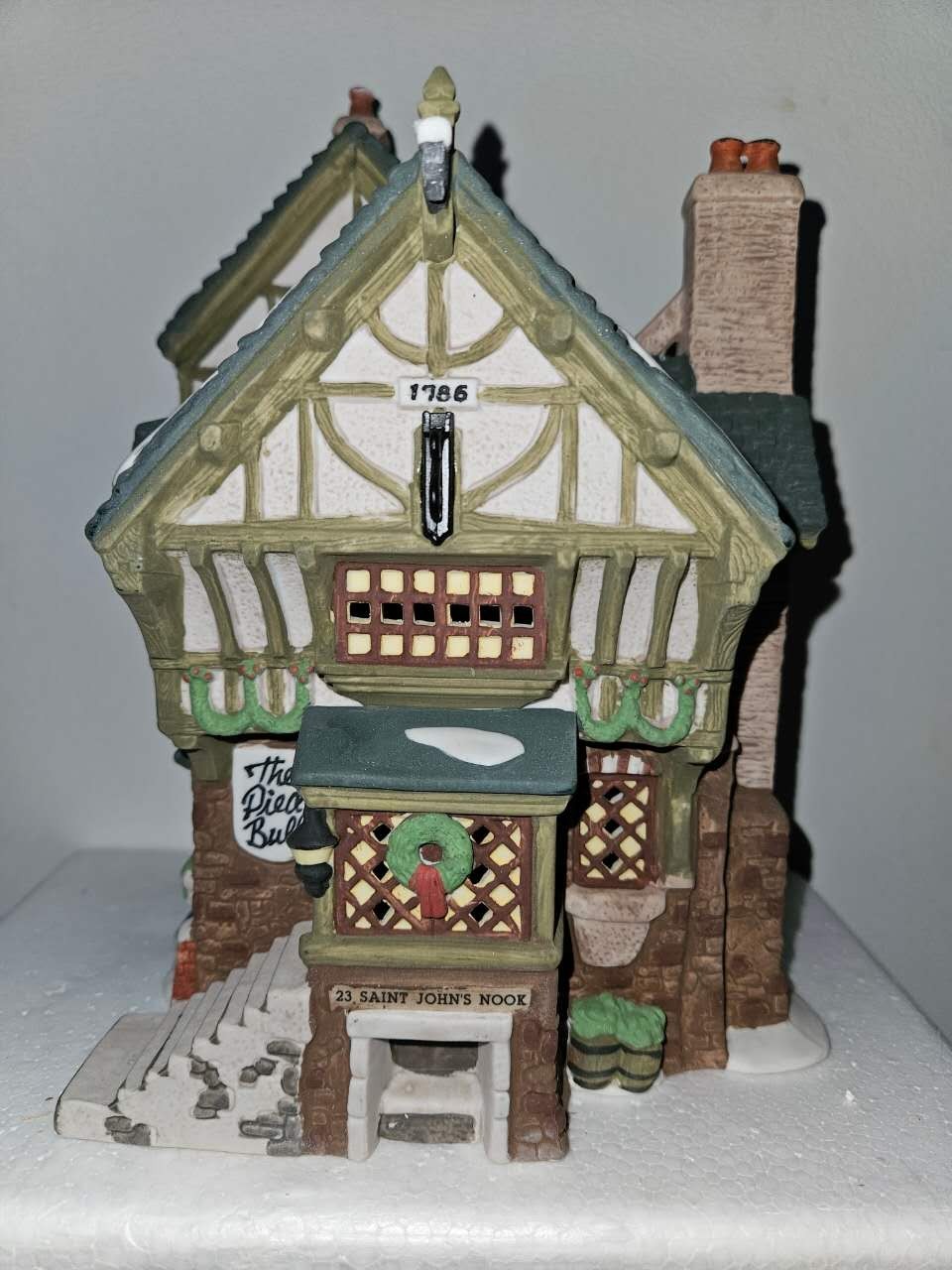Vintage 1993 2nd edition Dickens Village series The Pied Bull Inn w original box