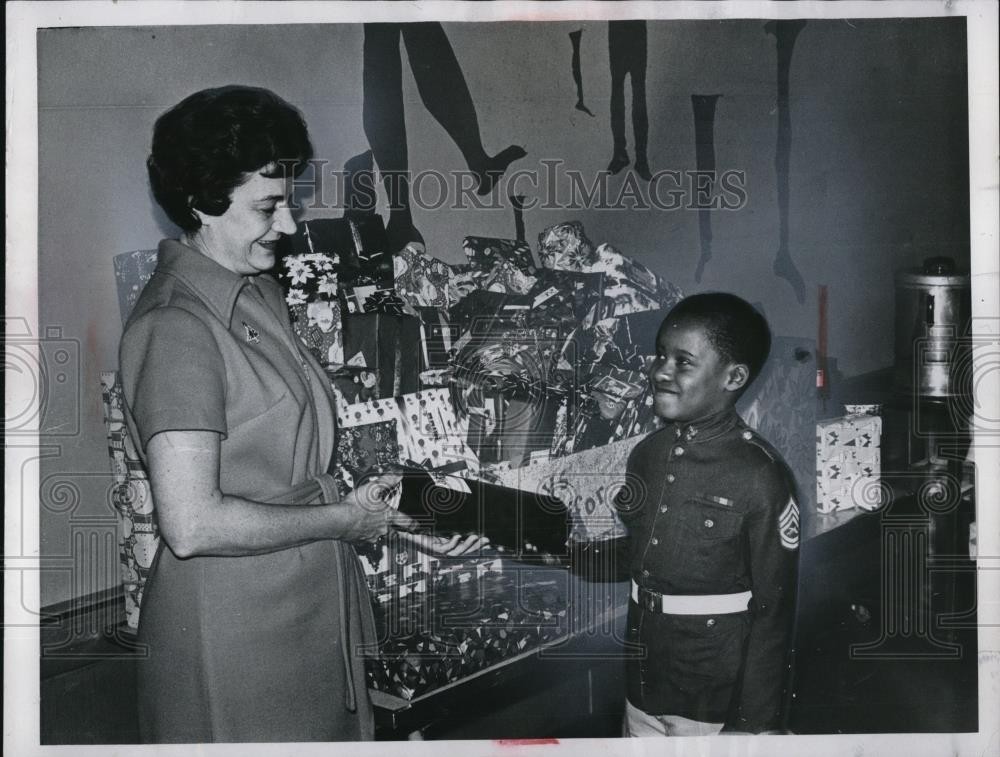 1970 Press Photo Greg Taylor and Mrs.Maurer for Marine Corps\'s Toys for Tods
