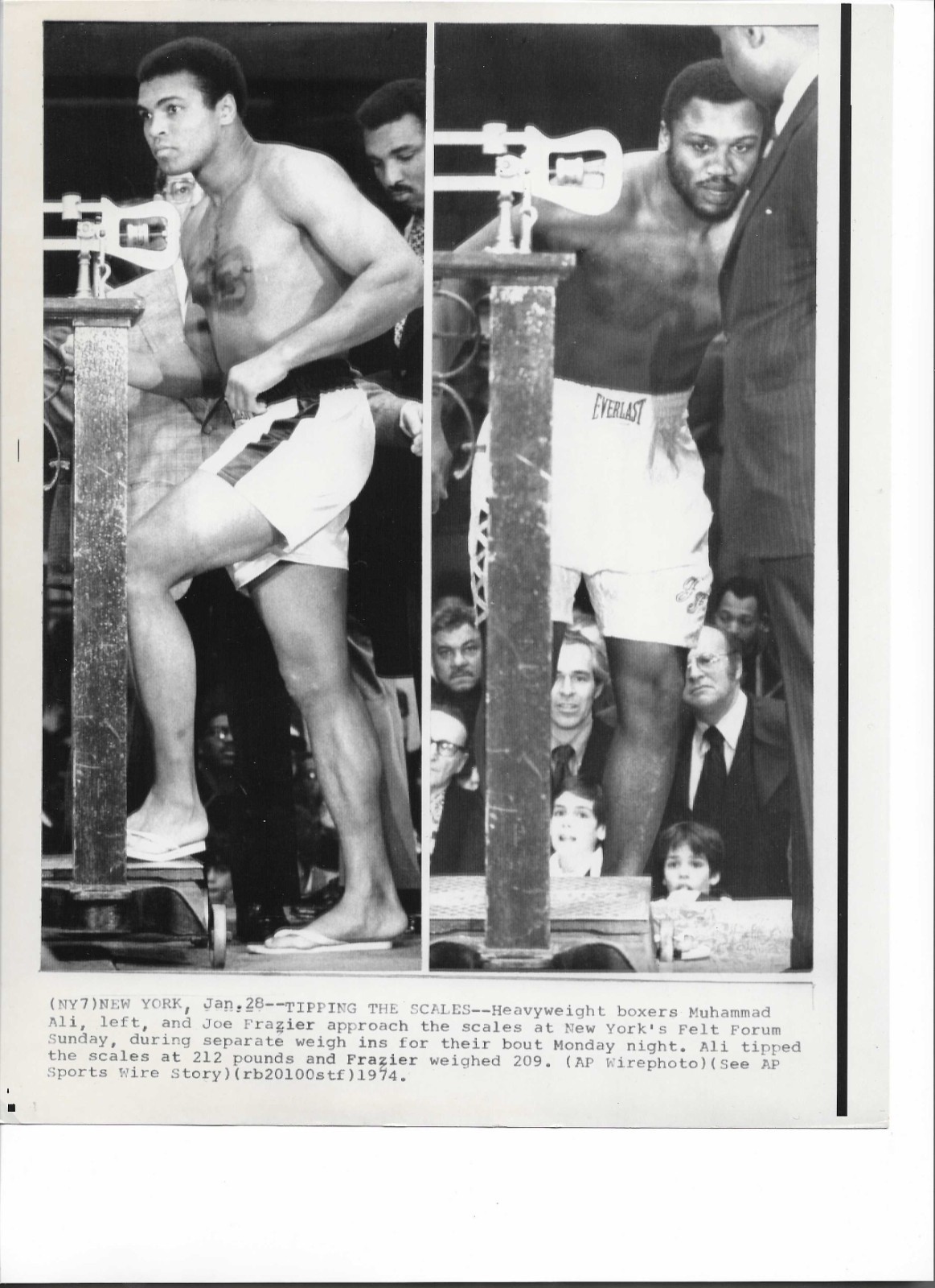 Muhammad Ali Joe Frazier Weigh In 1/28 1974 VINTAGE AP PRESS PHOTO 8X10 New York