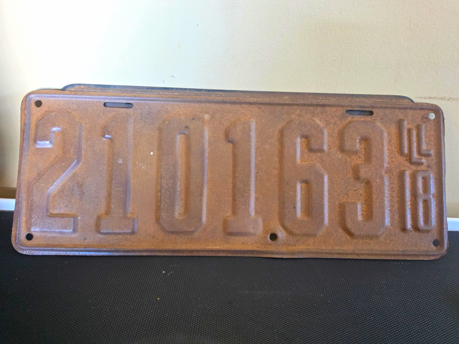 Vintage 1918 Illinois License Plate Antique Metal 210163  Patina