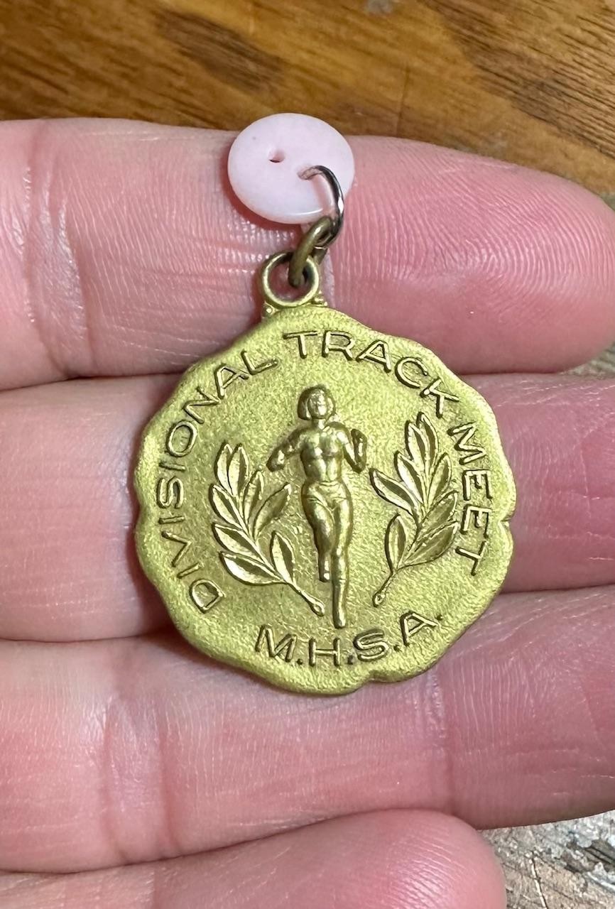 1973 Jostens Medal Divisional Track Meet Gold Tone MHSA Montana 100yd Dash