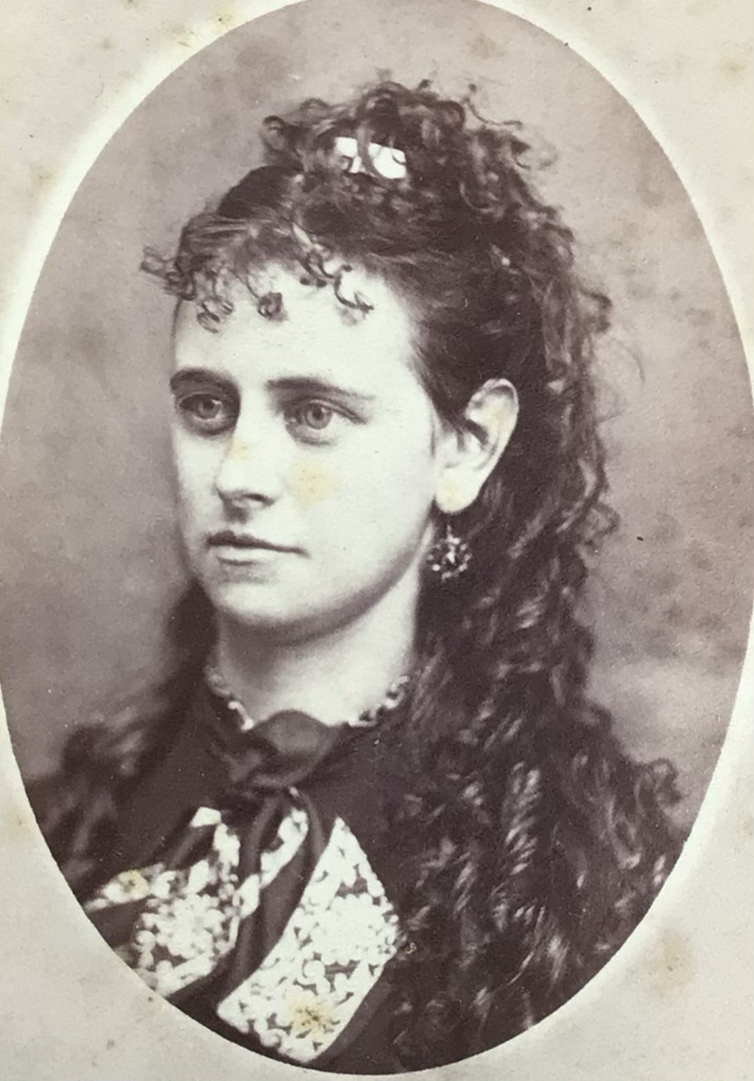 1870’s Antique CDV PHOTO Young Pretty Lady Girl Elegant Hillsdale Michigan