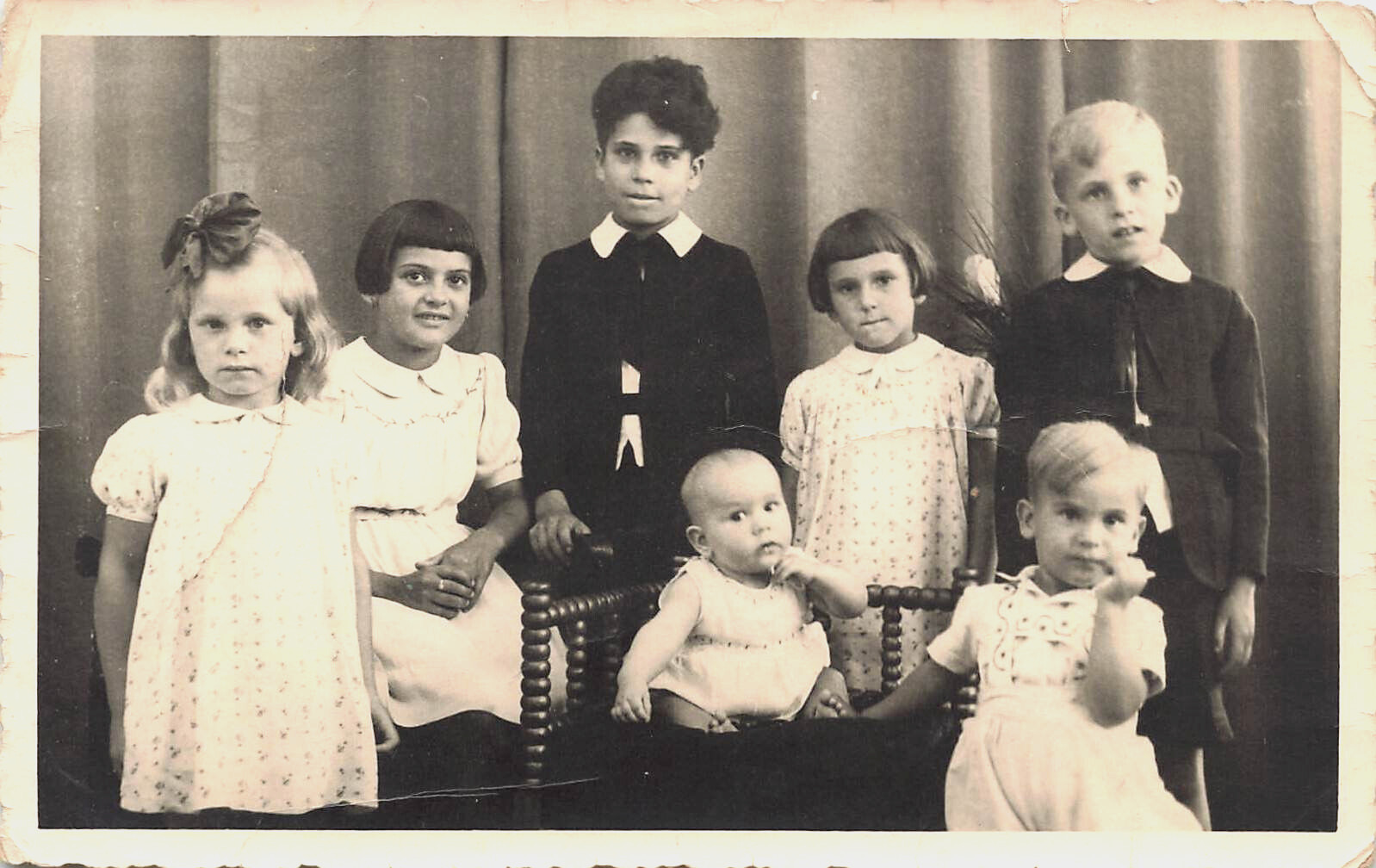 GROUP OF CHILDREN FAMILY STUDIO PORTRAIT REAL PHOTO POSTCARD 1920s RPPC