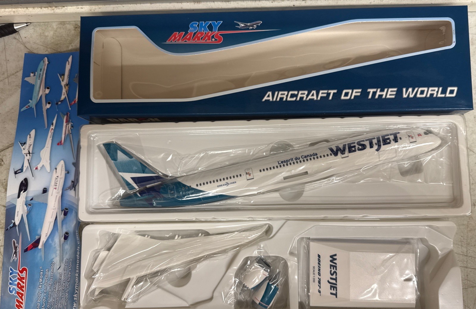 Daron SKYMARKS (SKR1002) WESTJET (CANADA) 787-9 1:200 SCALE MODEL. [RS:12]