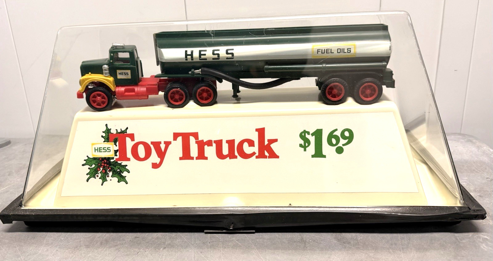 HESS 1972  HESS TANKER SPLIT WINDOW GAS PUMP PLASTIC TOPPER-MINT