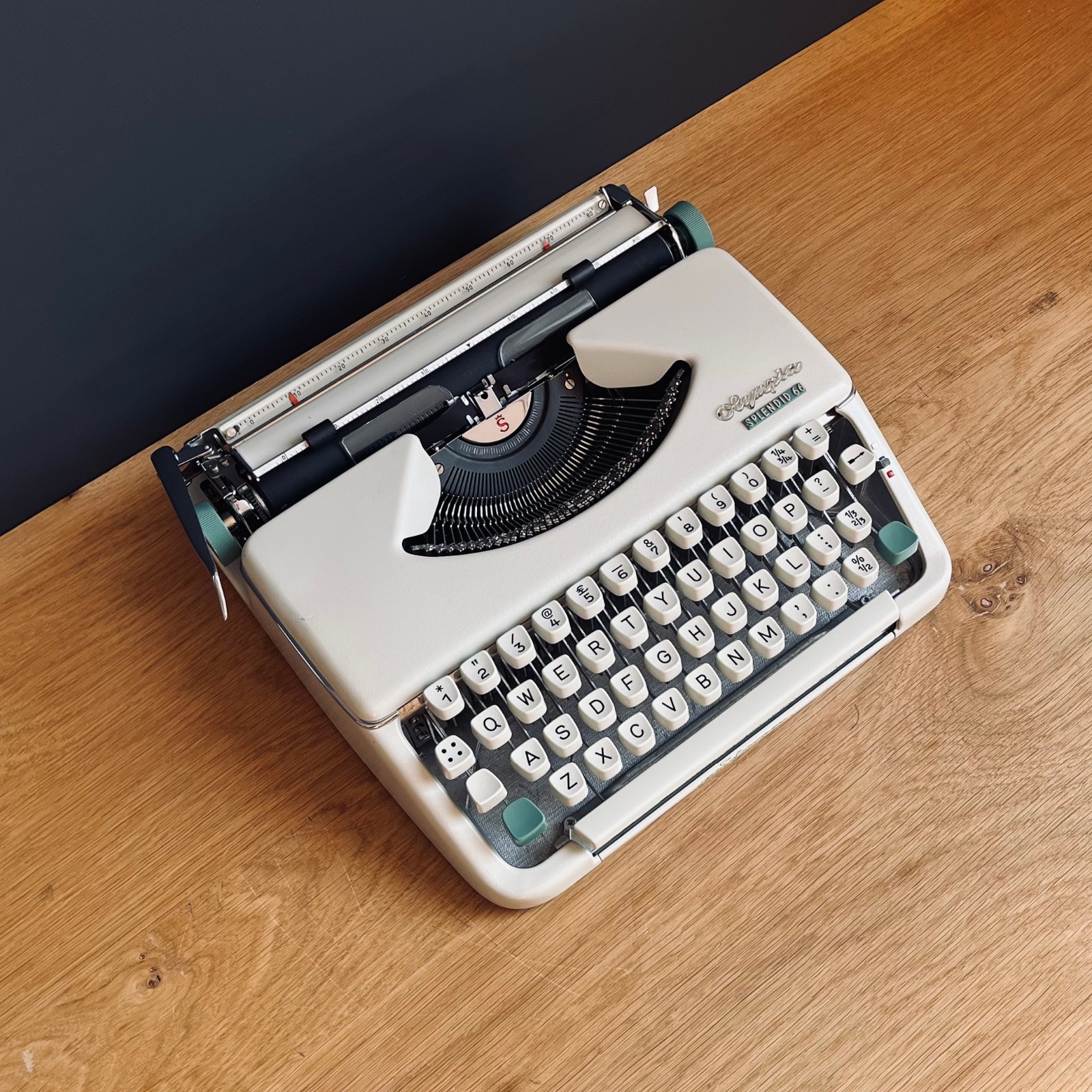 Vintage 1960s Olympia Splendid 66 Portable/Case. Functional. Excellent Cond.