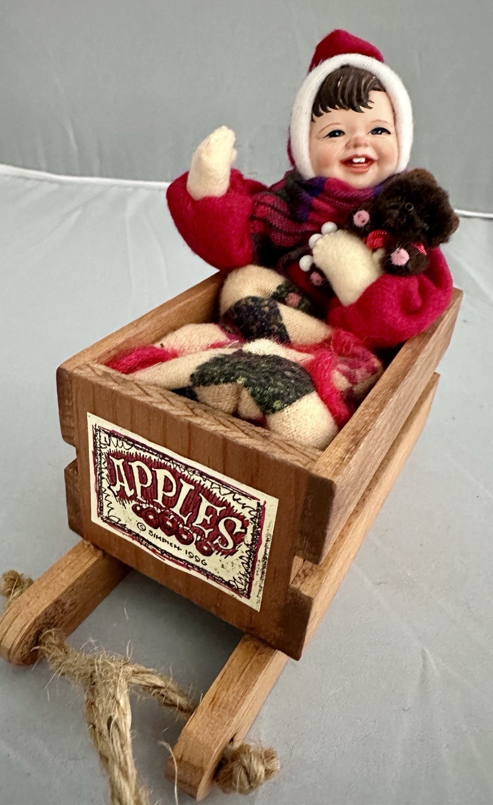 SIMPICH 1996 APPLE CRATE THE SLED BABY TEDDY BEAR CAROLER CHARACTER DOLL