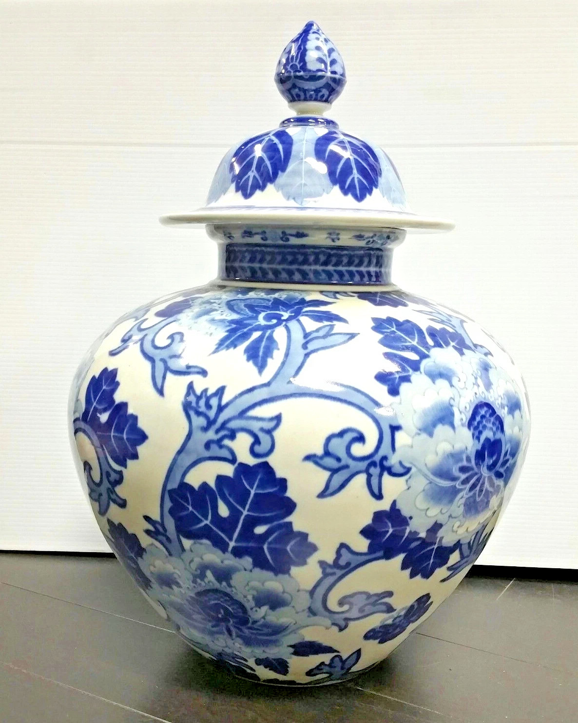 Large Chinese Blue and White Porcelain Covered Jar Vase 3 Character Mark