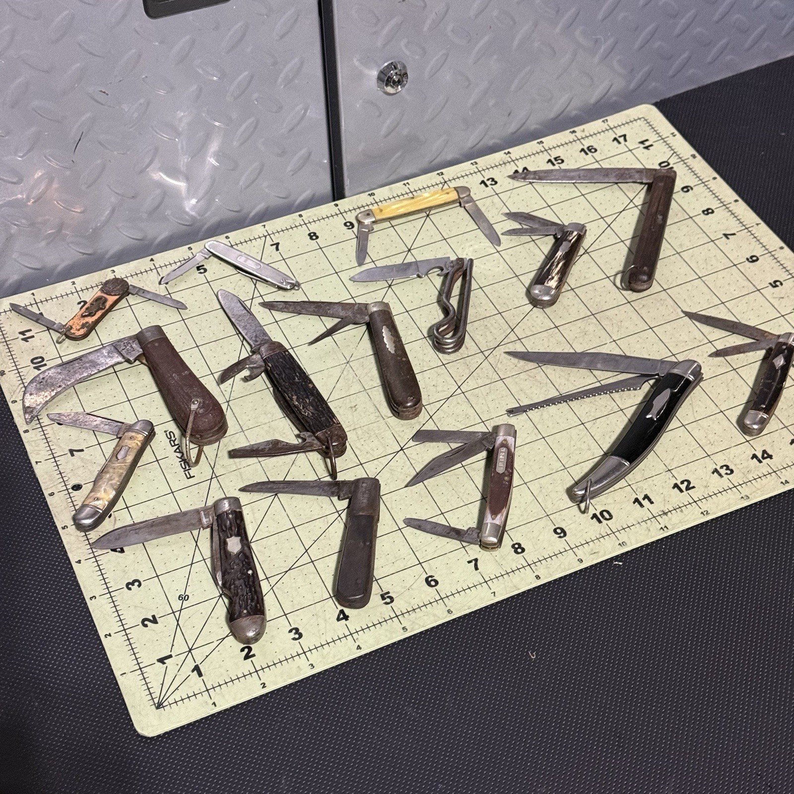 Assorted FOLDING Pocket Knives Mixed Brands & Conditions Parts &Repair or Carry