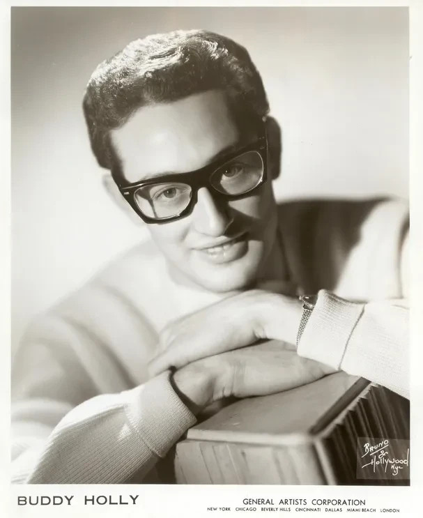 BUDDY HOLLY  / GLOSSY PHOTOGRAPH / FREE 45 RPM RECORD WITH PHOTO