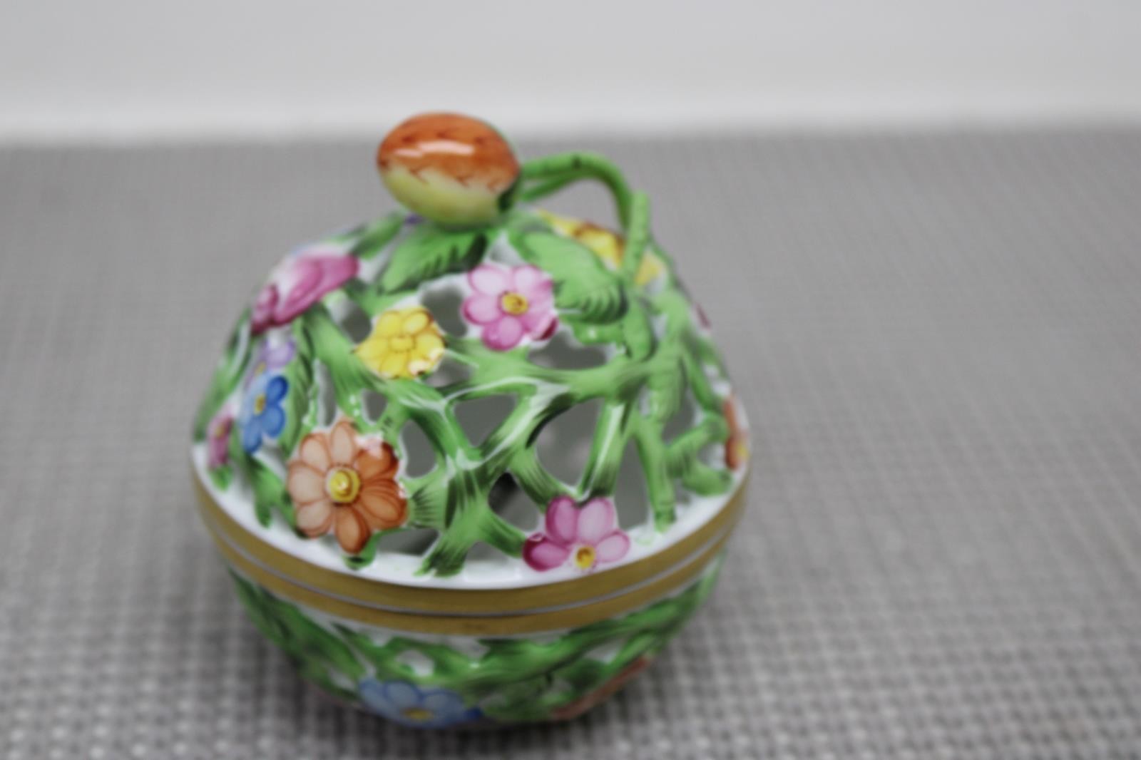 Herend Hungary Openwork Bonbonniere Strawberry Finial Box 6213 NOS MINT