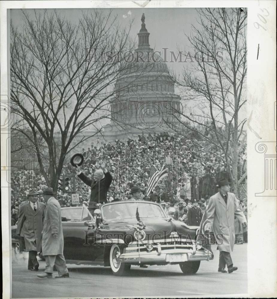 1957 Press Photo President Eisenhower waves to inaugural parade crowd