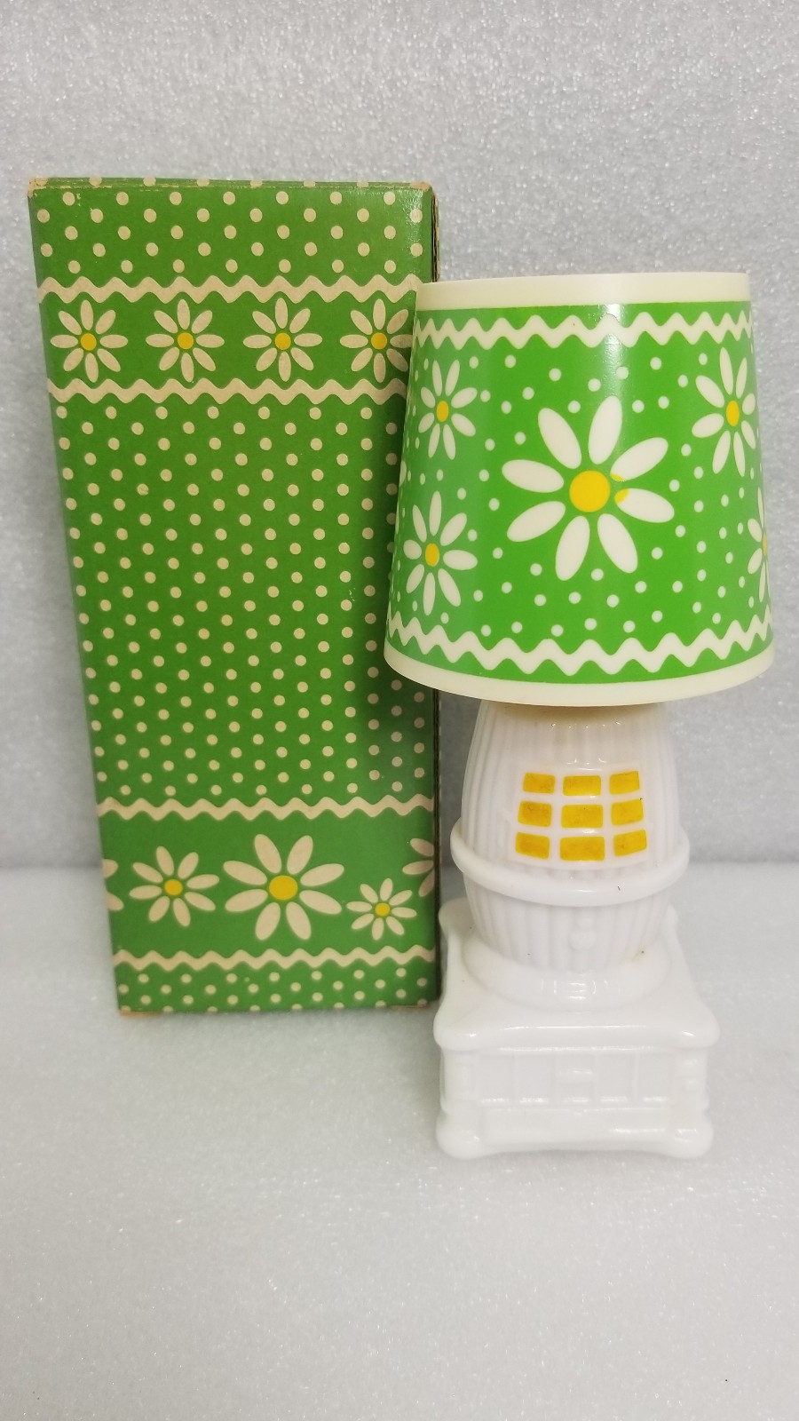 Vintage Avon * Country Charm Lamp * Field Flowers Cologne * 4.8oz. * 0858