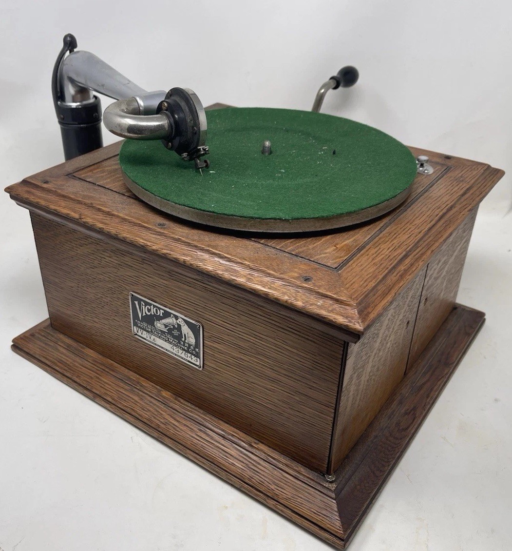 Antique Victor Victrola VV-Vl In  Tiger Oak Case Restored And Working  Perfectly