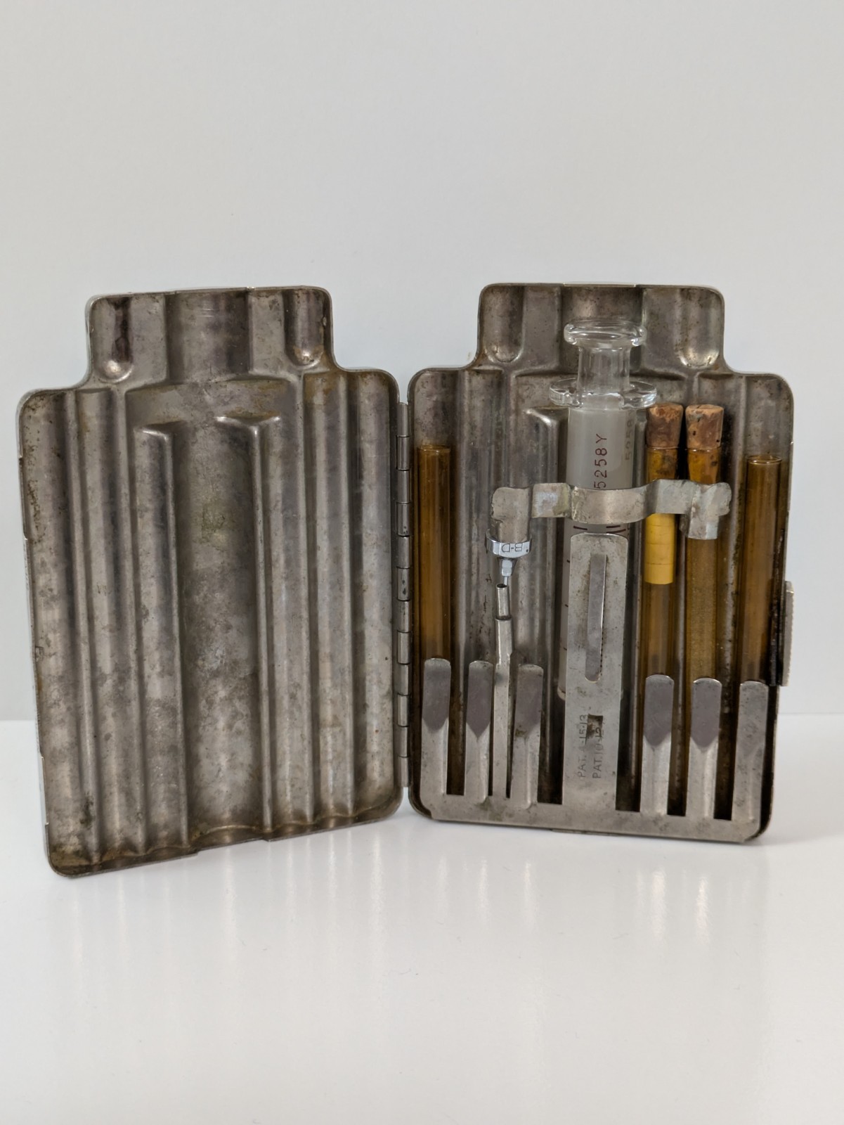 Antique Medical Yale B-D Lok Hypodermic Needle Syringe With Vials In Metal Case 