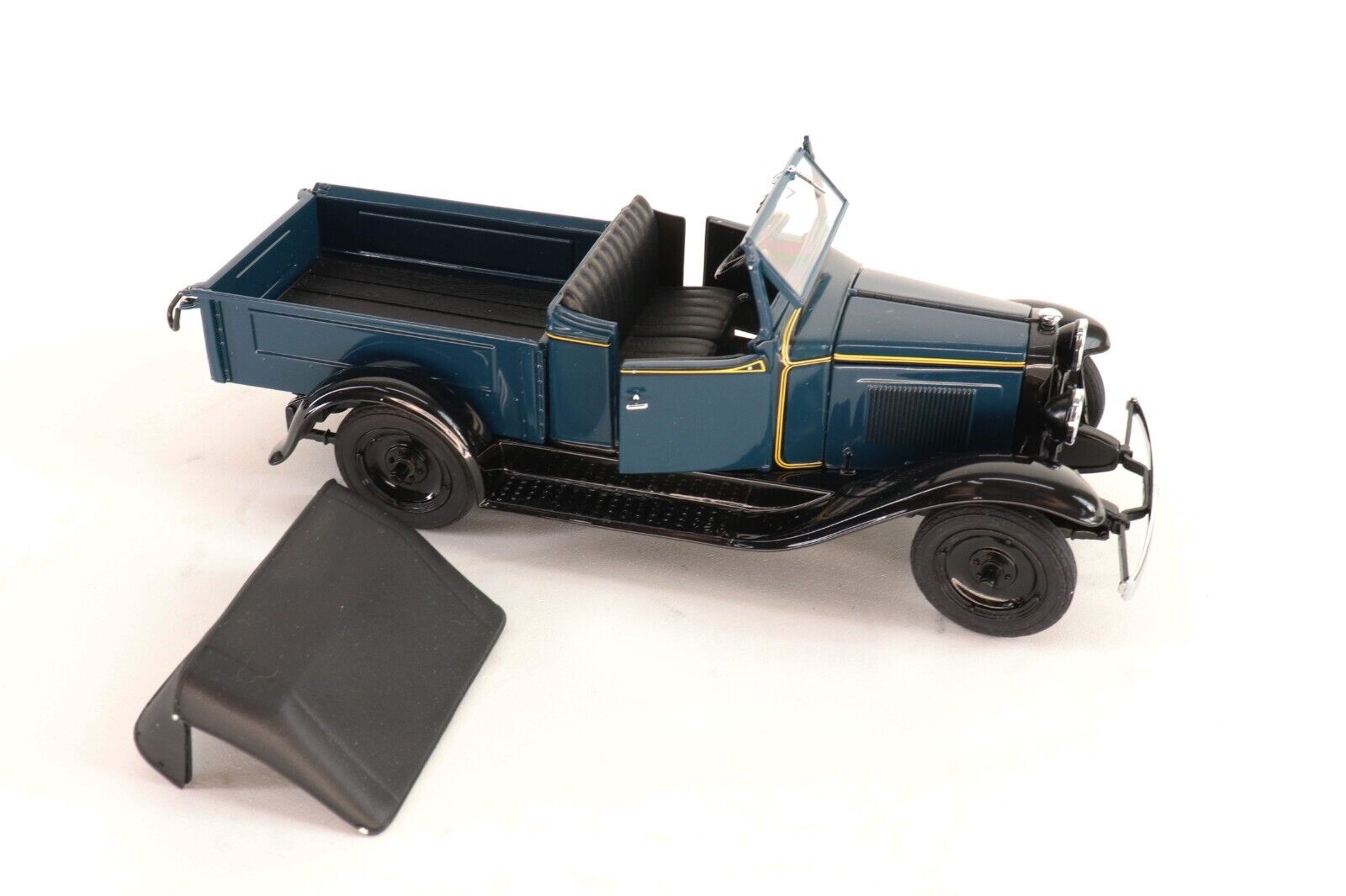 Danbury Mint 1931 Chevrolet Roadster Pickup 1:24 Diecast-Blue Bell- Mint In Box