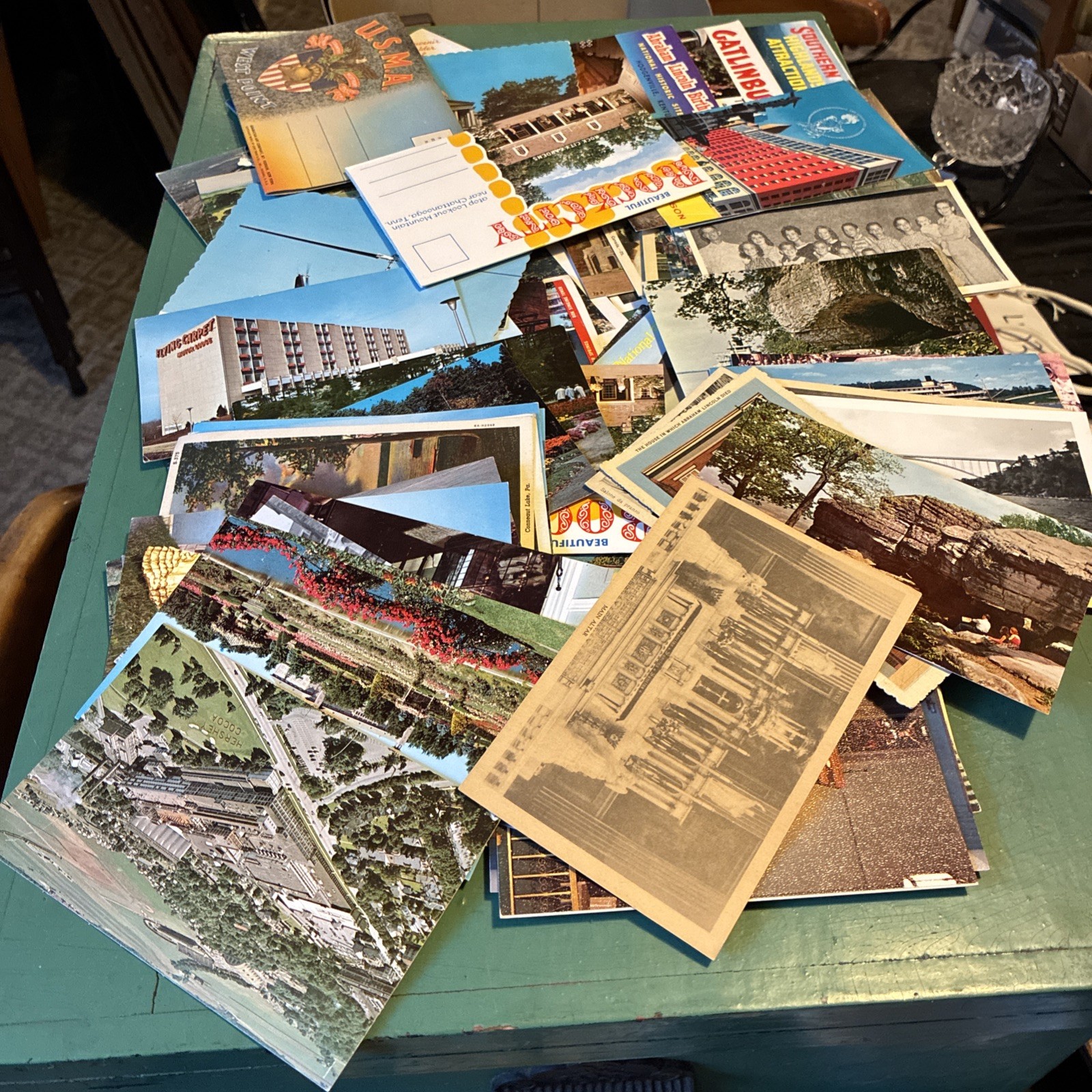Large lot of postcards and folders - 