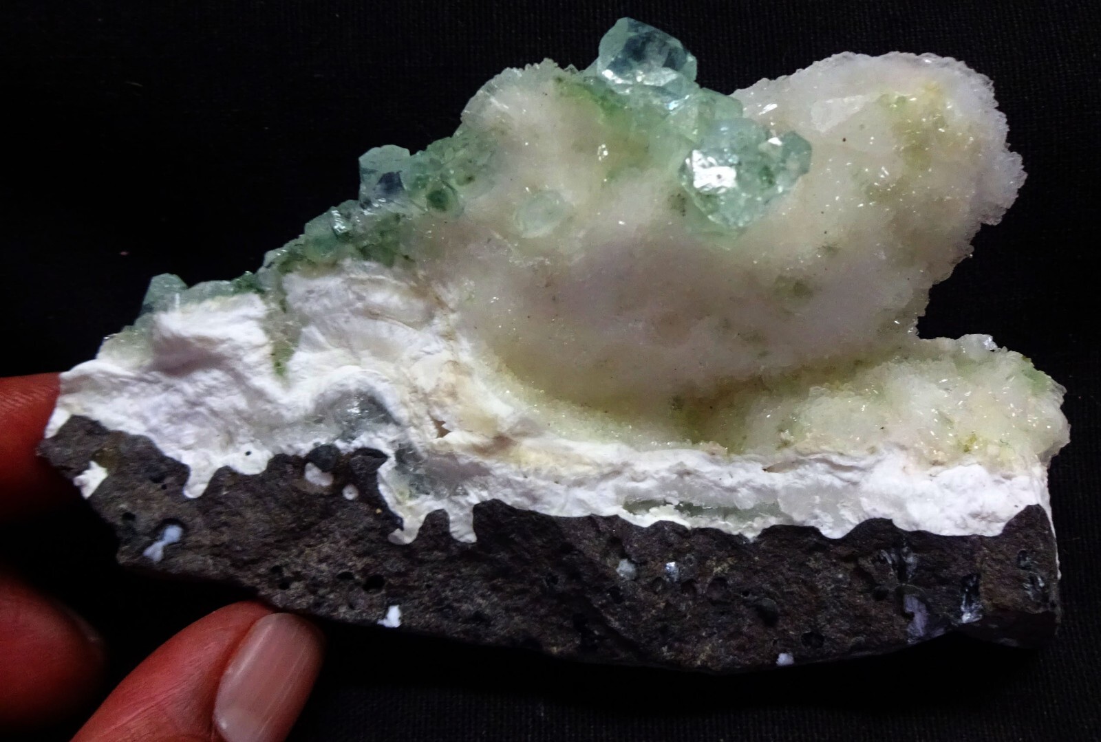 STUNNING GREEN APOPHLYLITE CUBES ON MATRIX MINERALS SPECIMENS