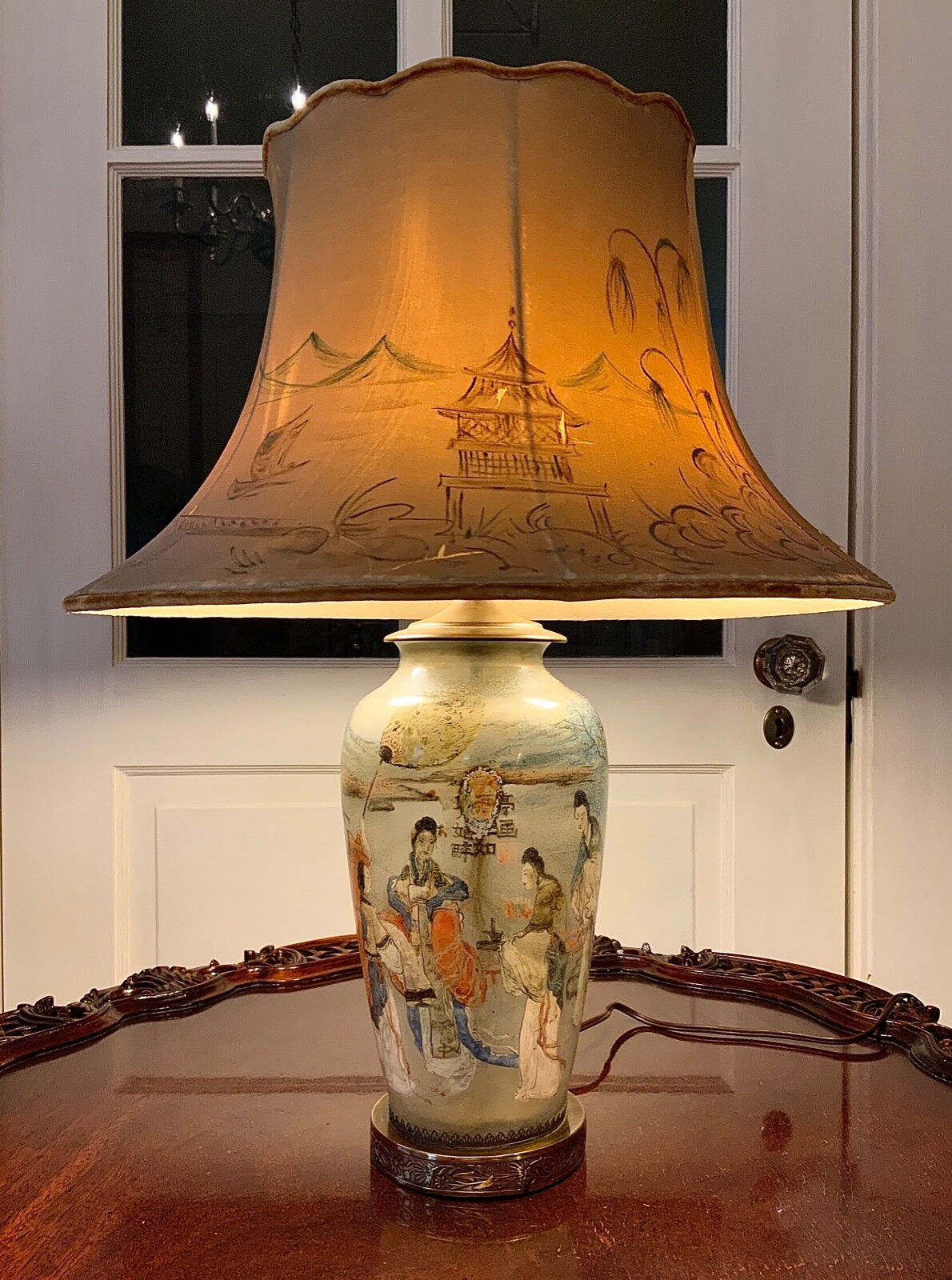 CHINESE INSIDE-PAINTED GLASS VASE LAMP C. 1898-1910   CHINESE GATHERING PARTY