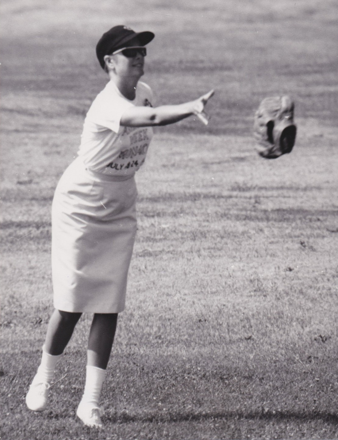 1966 Press Photo Actress Grace Kelly throwing her Baseball Glove