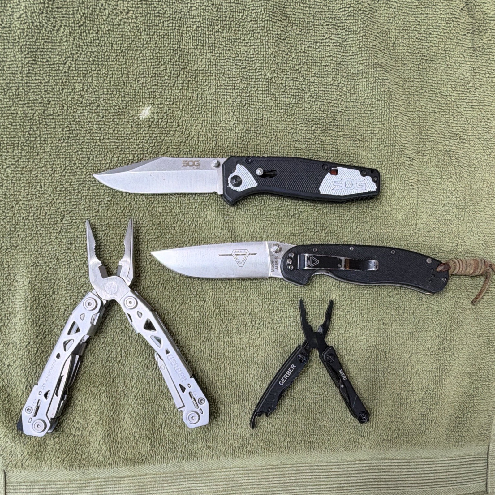 Lot of 4 knifes Gerber & SOG + 1 Mixed Folding Knife + Gerber Dime Suspension
