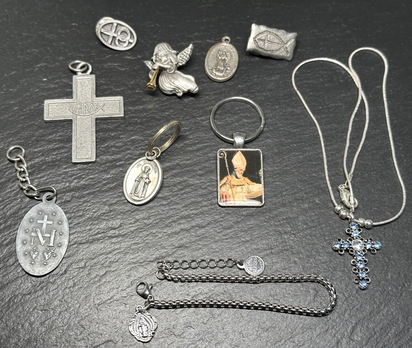 10 VINTAGE SILVER TONE CHRISTIAN ITEMS: PENDENTS, PINS, KEY RINGS + I166